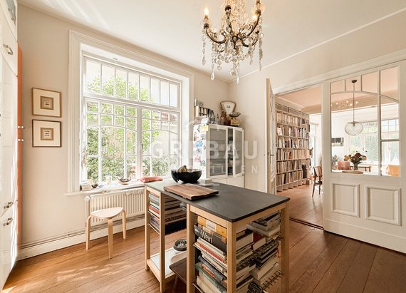 Altbau mit Stil und Charme: Zweifamilienhaus in bester Lage von Groß Flottbek