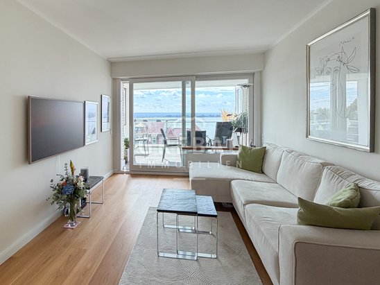 Im Herzen von Blankenese:  3-Zimmer-Maisonette-Wohnung mit Elbblick, Süd-Balkon und PKW-Stellplatz