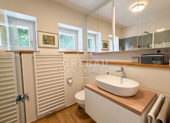 Im Herzen von Blankenese:  3-Zimmer-Maisonette-Wohnung mit Elbblick, Süd-Balkon und PKW-Stellplatz