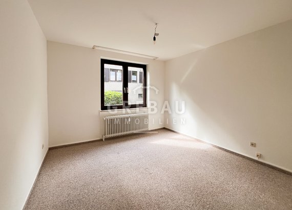 4-Zimmer-Wohnung im Erdgeschoss mit zwei Terrassen und einem PKW-Stellplatz