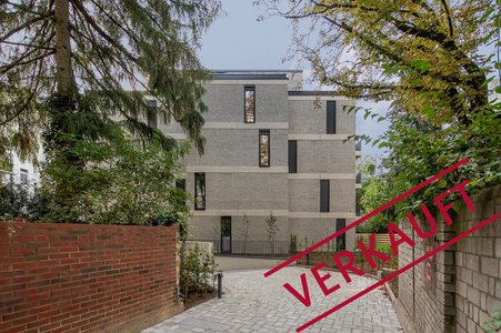 VERKAUFT: Urban mit Fahrstuhl und 2 PKW-Stellplätzen: Exklusive 3-Zimmer-Wohnung mit großem Balkon