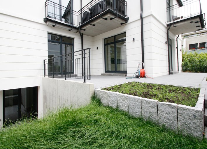 Moderne 4-Zi.-Wohnung mit Terrasse, kleinem Garten und exklusiver Ausstattung über zwei Ebenen
