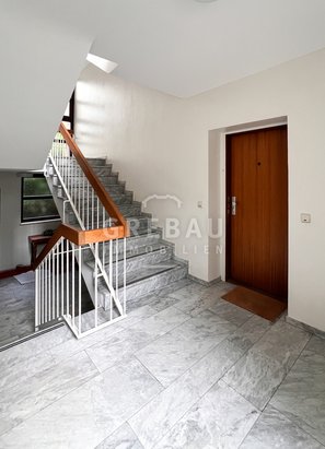 4-Zimmer-Wohnung im Erdgeschoss mit zwei Terrassen und einem PKW-Stellplatz