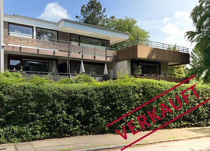 VERKAUFT: Zu Fuß zum Markt: Sanierungsbedürftige 3-Zi.-EG-Wohnung mit Terrasse u. Stellplatz