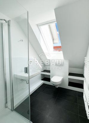 Gepflegte 2,5-Zimmer-Maisonettewohnung im Dachgeschoss mit
TG-Stellplatz in Schenefeld