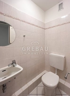 4-Zimmer-Wohnung im Erdgeschoss mit zwei Terrassen und einem PKW-Stellplatz
