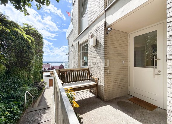 Im Herzen von Blankenese:  3-Zimmer-Maisonette-Wohnung mit Elbblick, Süd-Balkon und PKW-Stellplatz