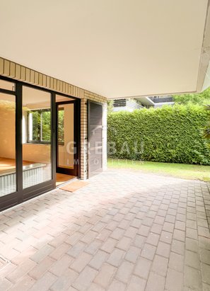 4-Zimmer-Wohnung im Erdgeschoss mit zwei Terrassen und einem PKW-Stellplatz