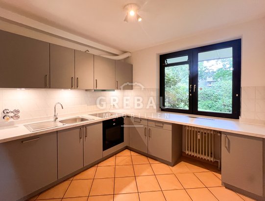 4-Zimmer-Wohnung im Erdgeschoss mit zwei Terrassen und einem PKW-Stellplatz